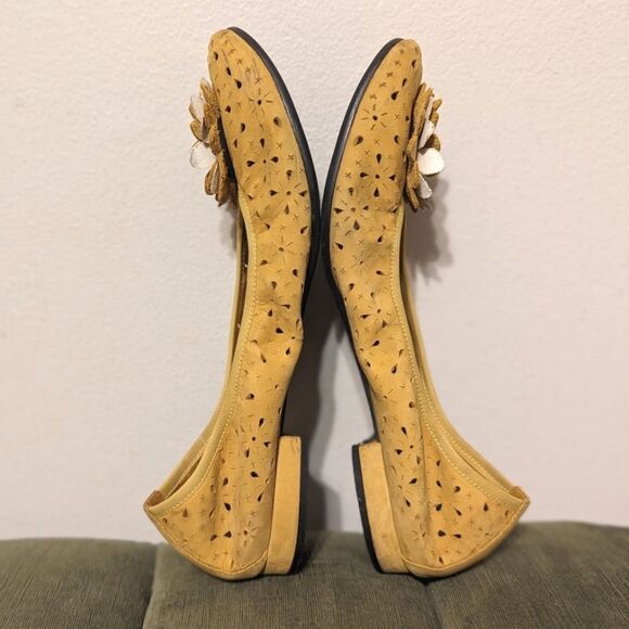 David Tate Genuine Mustard Yellow Leather Floral Perforated Flats Ballets - Picture 11 of 12